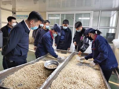 五一節(jié)前,蘿北縣領(lǐng)導(dǎo)來(lái)北方食品公司防火檢查工作