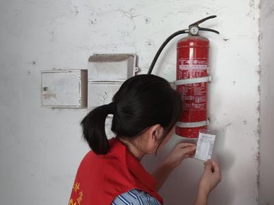 龍山社區(qū)開展消防器材定期檢查活動
